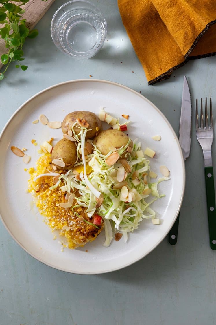 Sprødstegt sej med fersken-spidskålssalat og kartofler