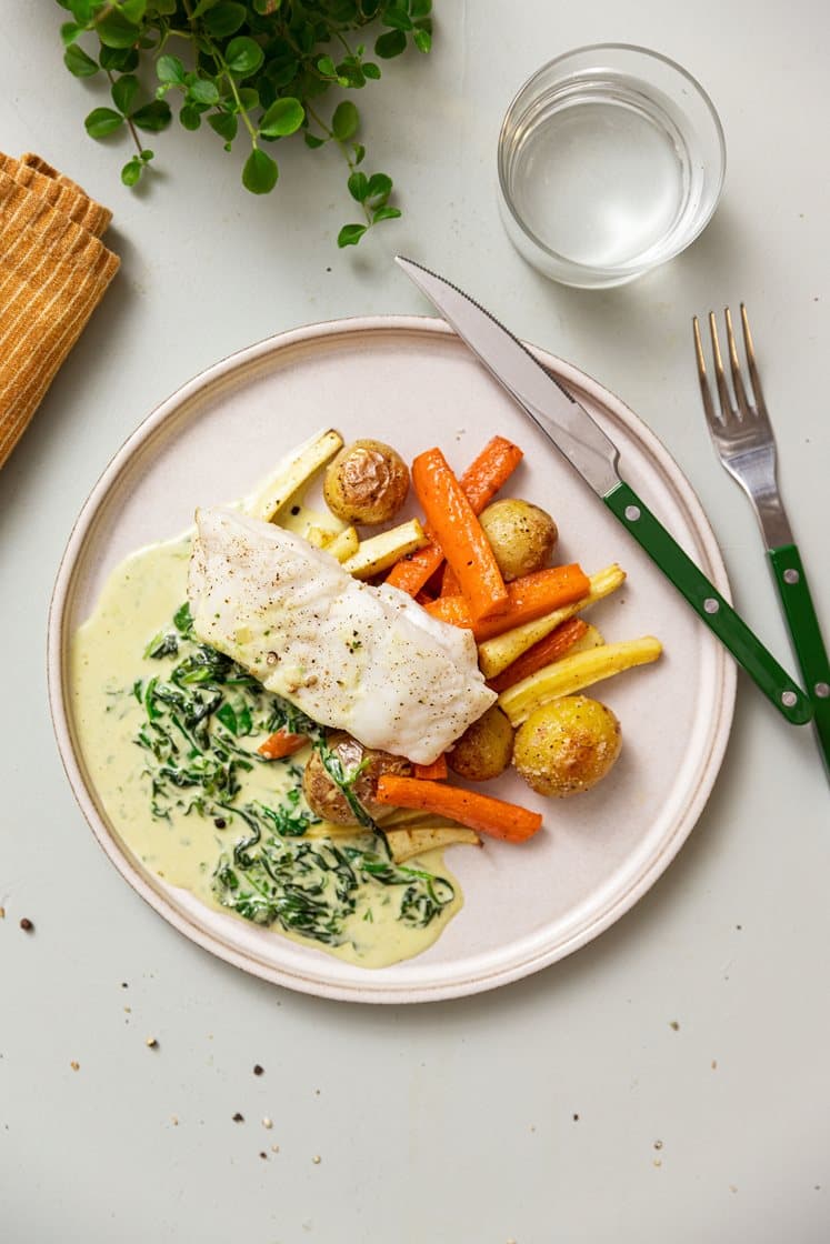 Ovnbagt fisk og rodfrugter med cremet spinat
