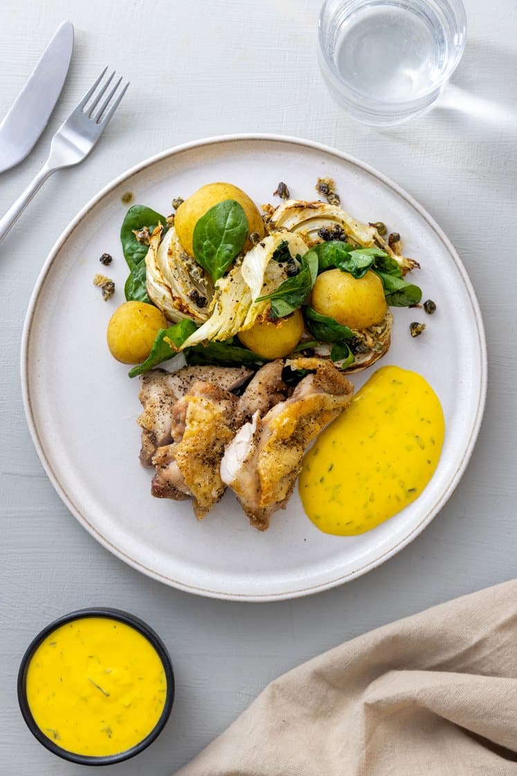 Kyllingefad med limegratineret fennikel og bearnaise