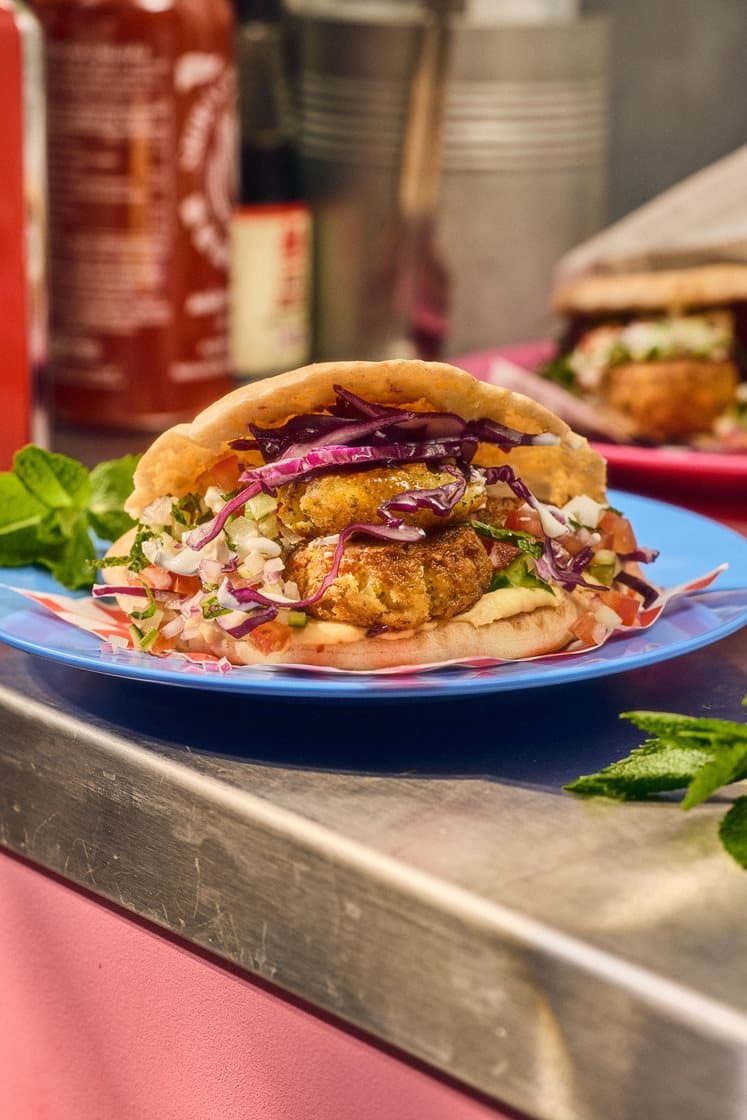 Falafel i pitabrød med myntesalat, yoghurtdressing og hummus