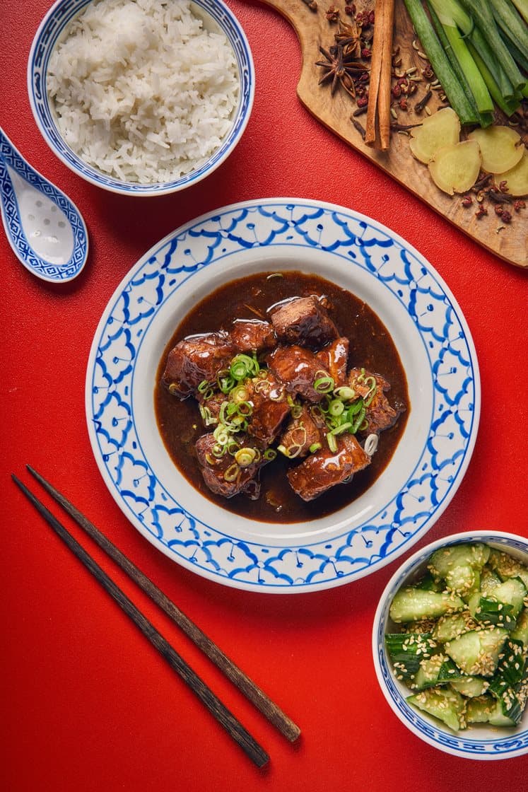 Kinesisk braiseret svinekød med ingefær, five spice og smashed agurk