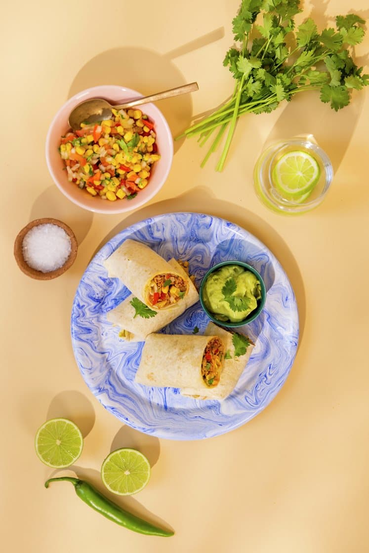 Burrito med mexikrydret kylling, tomat/majssalat og avocadodressing