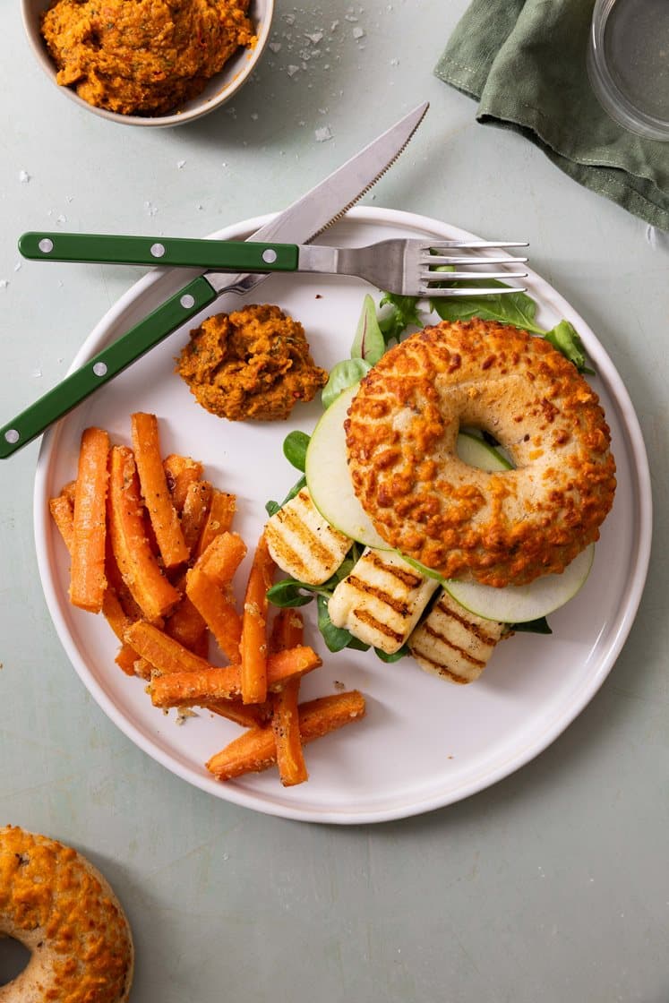 Chili/cheddar-bagel med grillost og ajvar-hummus