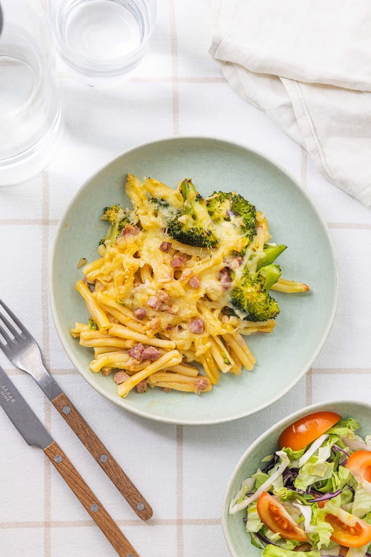 Gratineret pasta med bacon, broccoli og salat