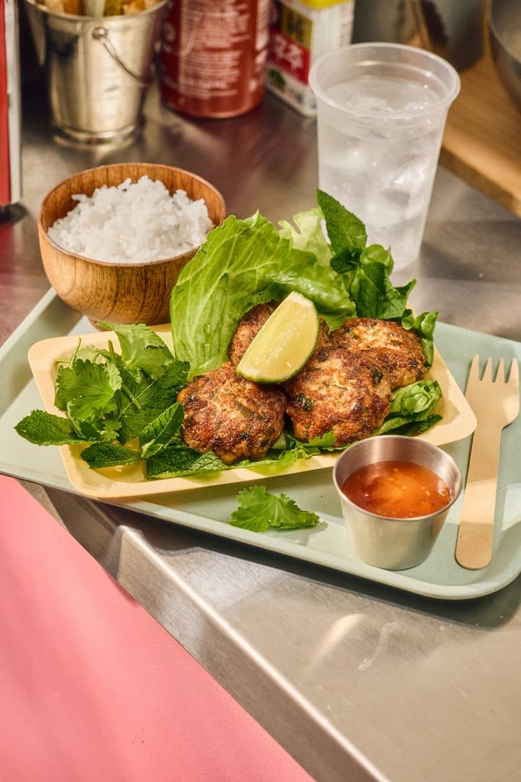 Thailandske reje/svinekødsdeller med lime, mynte, koriander og sød chilidip