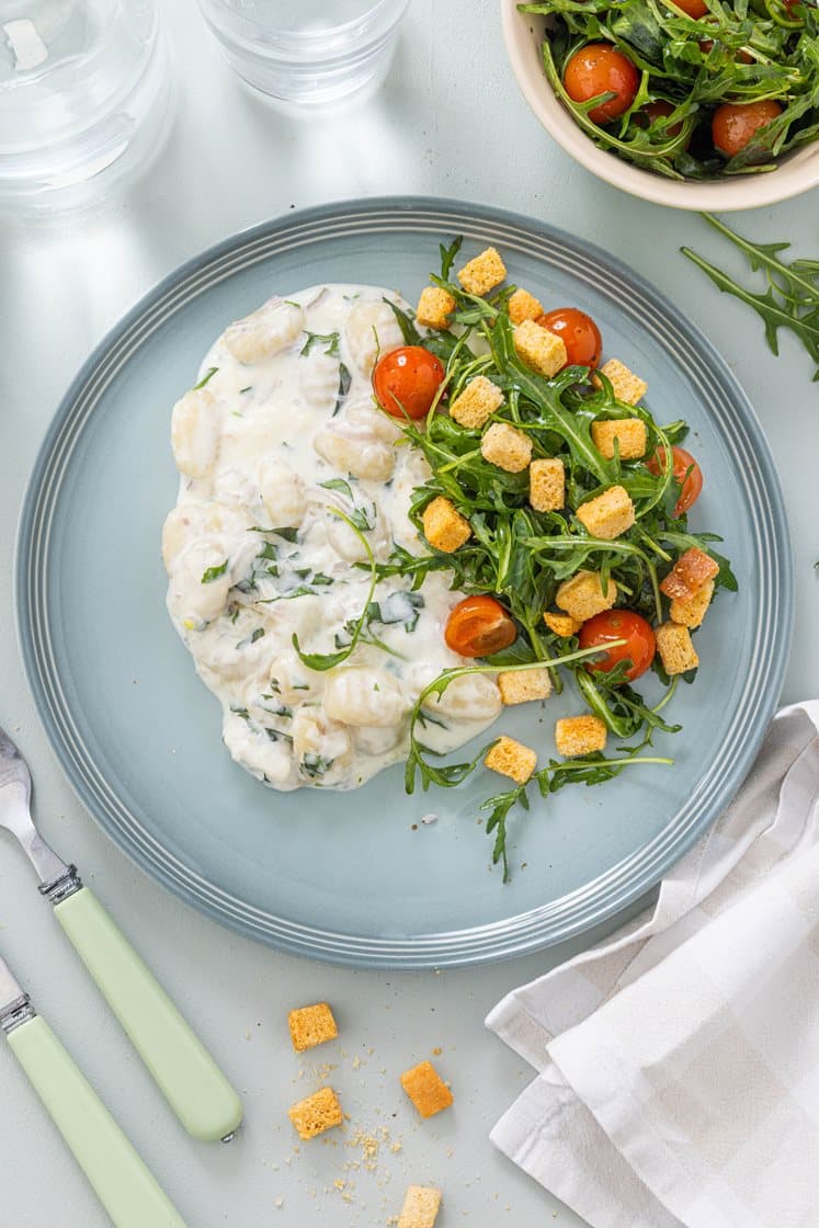 Cremet gnocchi med frisk mozzarella og tomatsalat