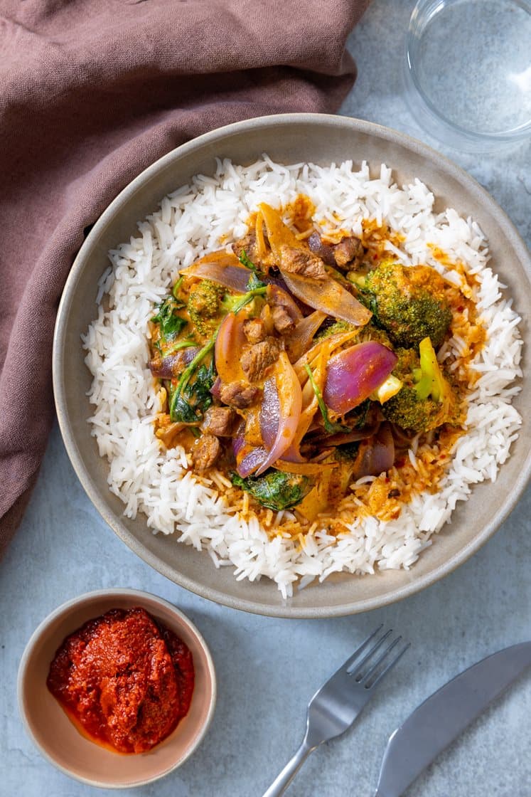 Oksetykkam med massamansauce, spinat, broccoli og ris