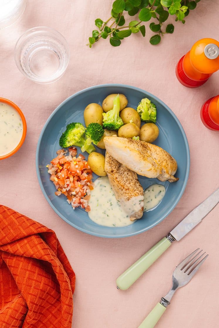 Ovnbagt kylling med sennepssauce og tomatsalat 