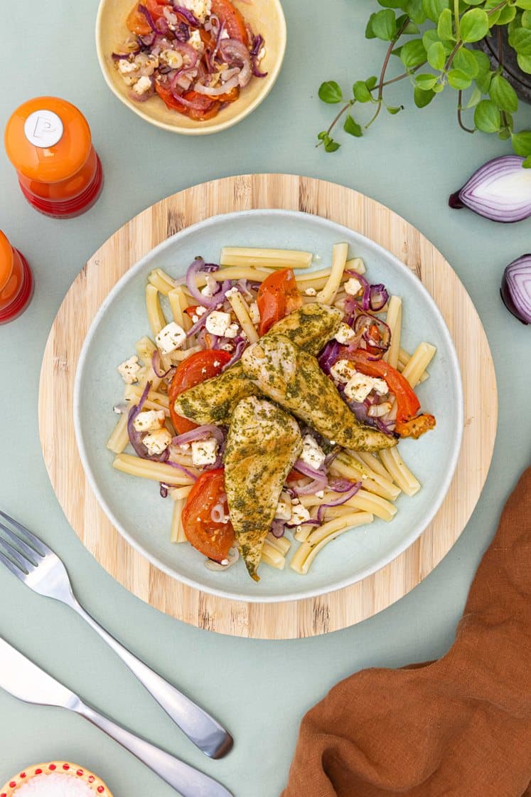 Pasta casarecce med basilikumstegt kylling, bagt ost og tomater