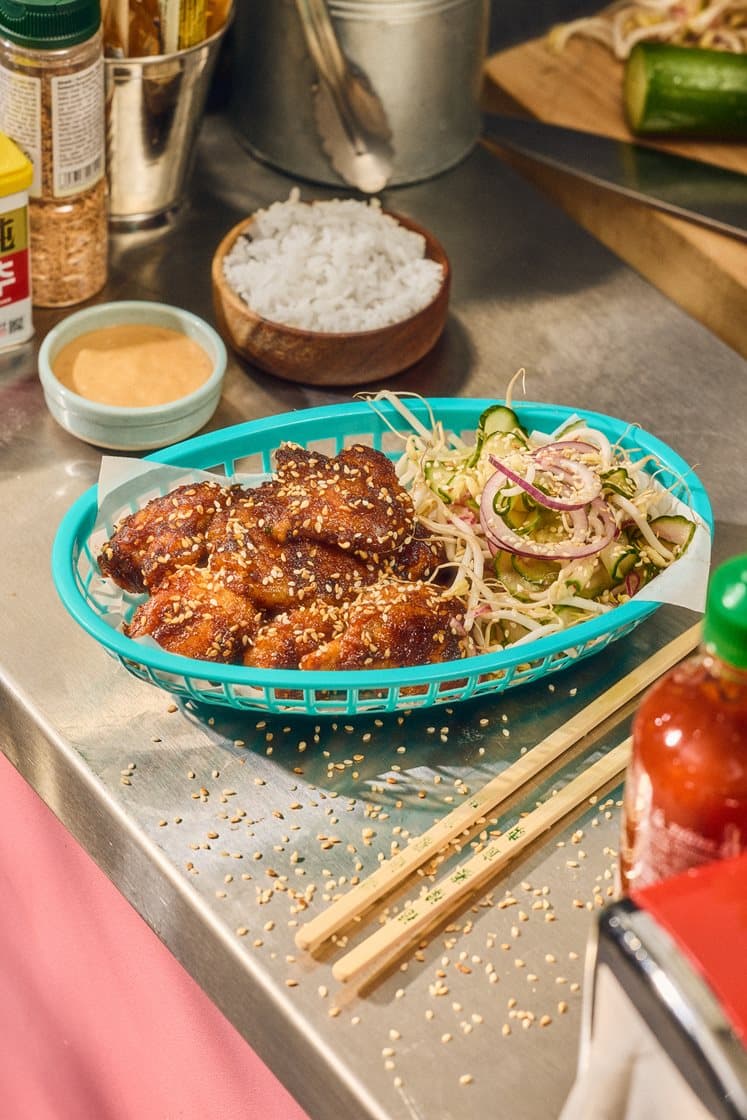 Korean fried chicken med soja/sriracha-mayonnaise og ingefærsyltet agurkesalat