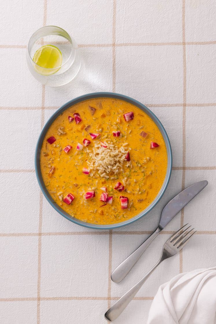 Rød karrysuppe med kylling, bolsjebede og lime