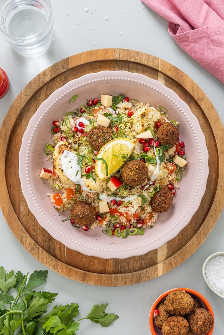 Granatæbletabbouleh med falafler, bagt blomkål og citronyoghurt