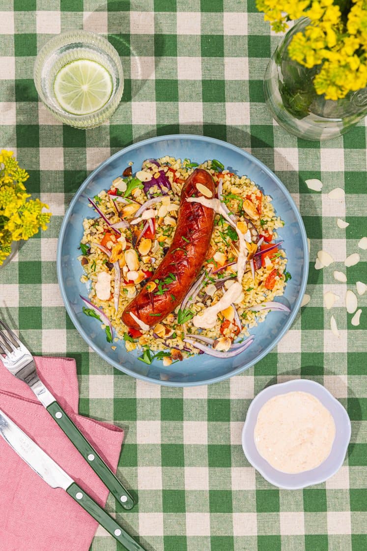 Grillede linquica-pølser og spansk bulgursalat med stegt peberfrugt