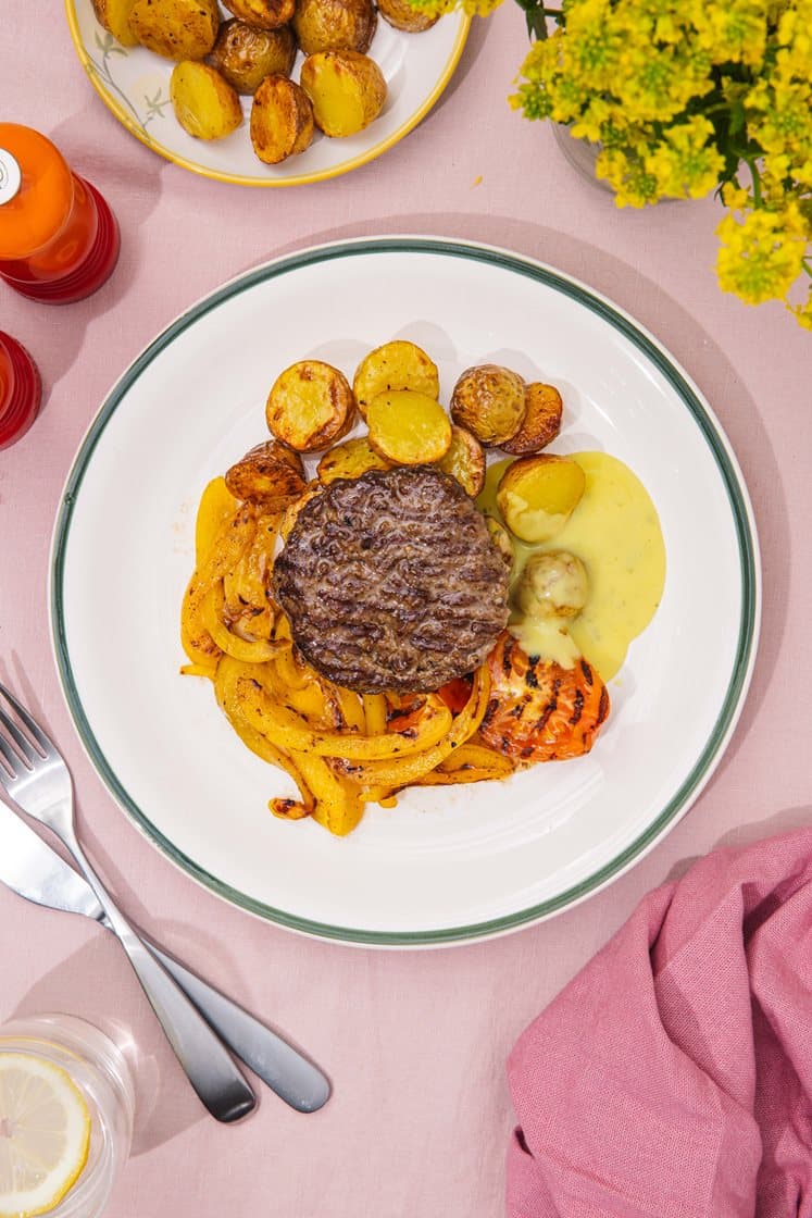 Grillet hakkebøf med bearnaise, grillet peberfrugt og tomat