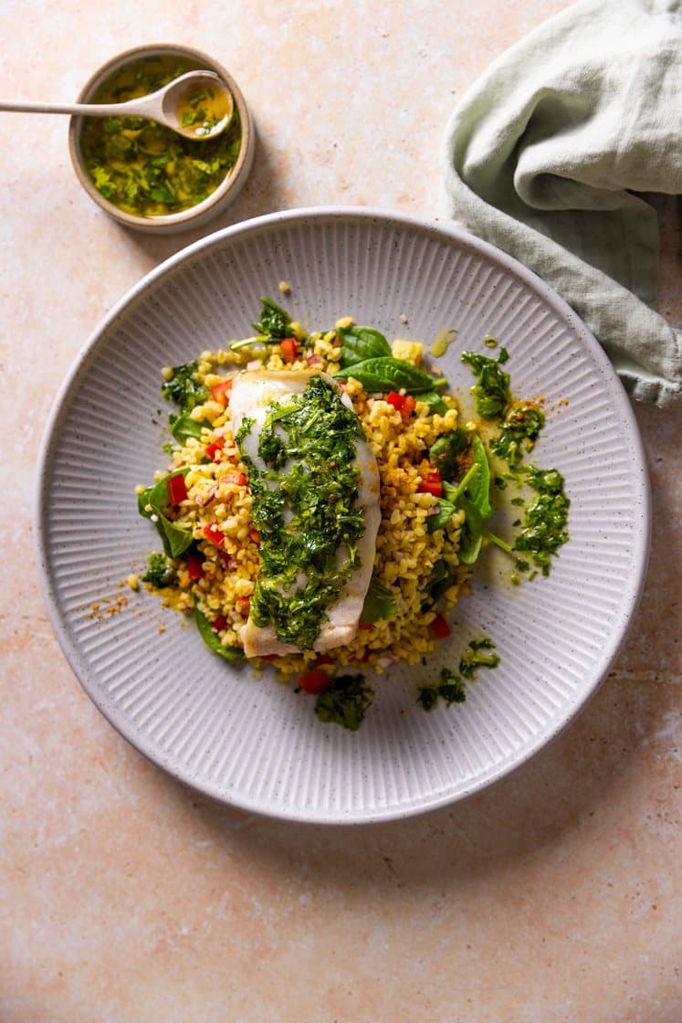 Persillebagt hvid fisk med bulgursalat