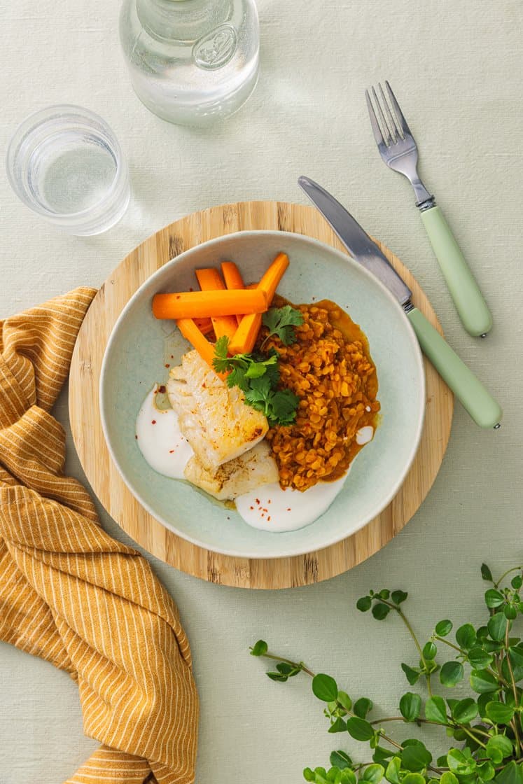 Dahl med stegt fisk og gulerødder