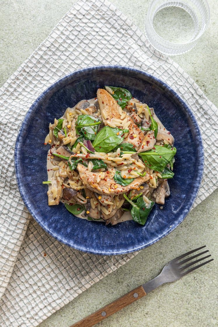 Cremet risoni med kylling, svampe og spinat