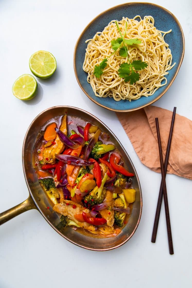 Nudelwok med kylling og koriander