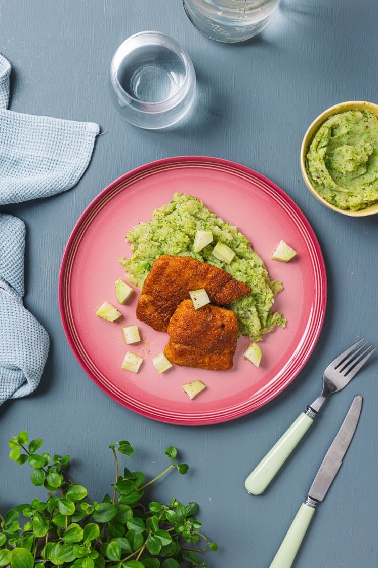 Sprød fisk med broccoli-kartoffelmos og marinerede broccolitern