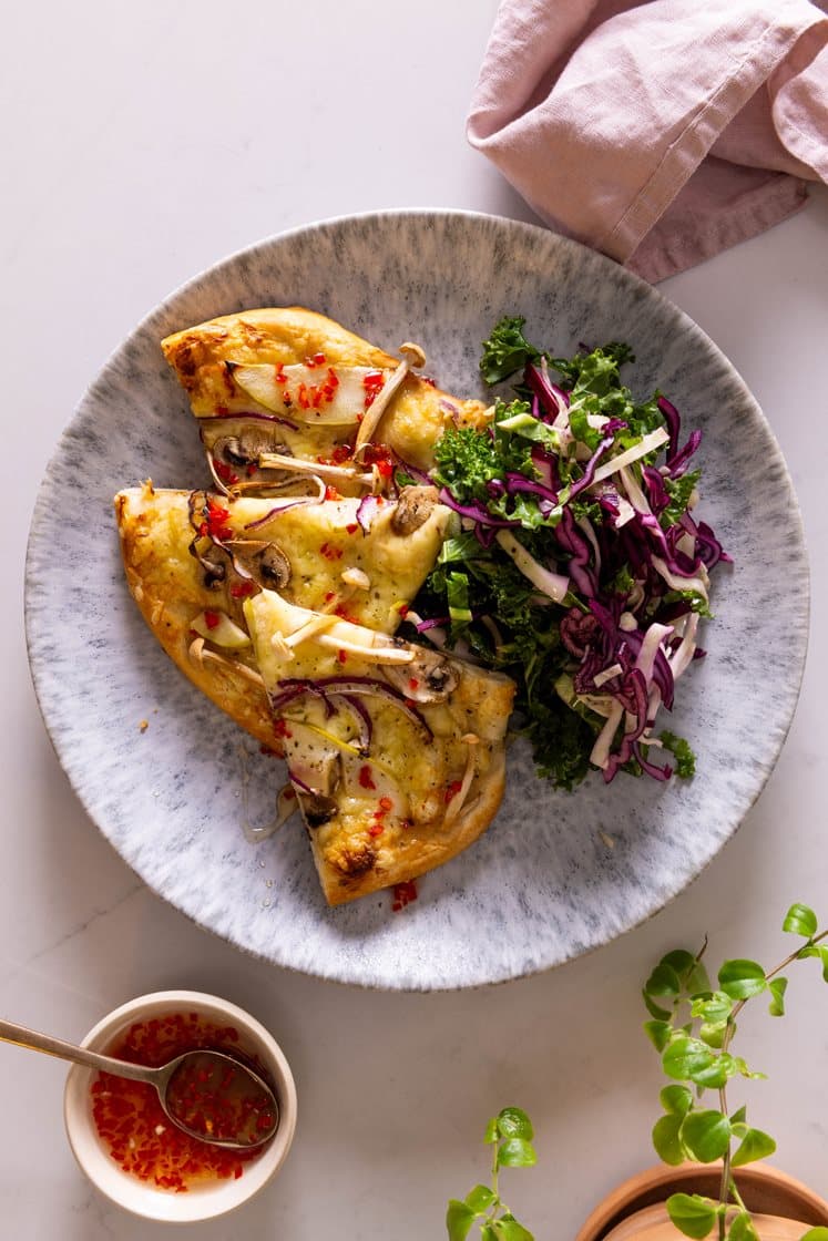 Portobellopizza med æble, løg og kålsalat