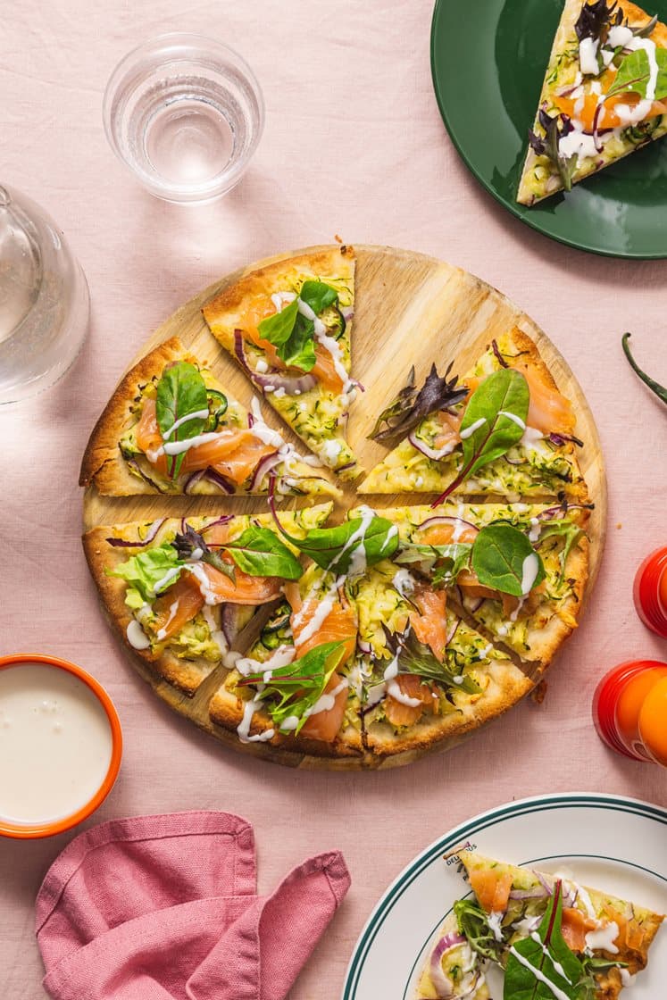 Squash pizza med røget laks, jalapeño og rødløg