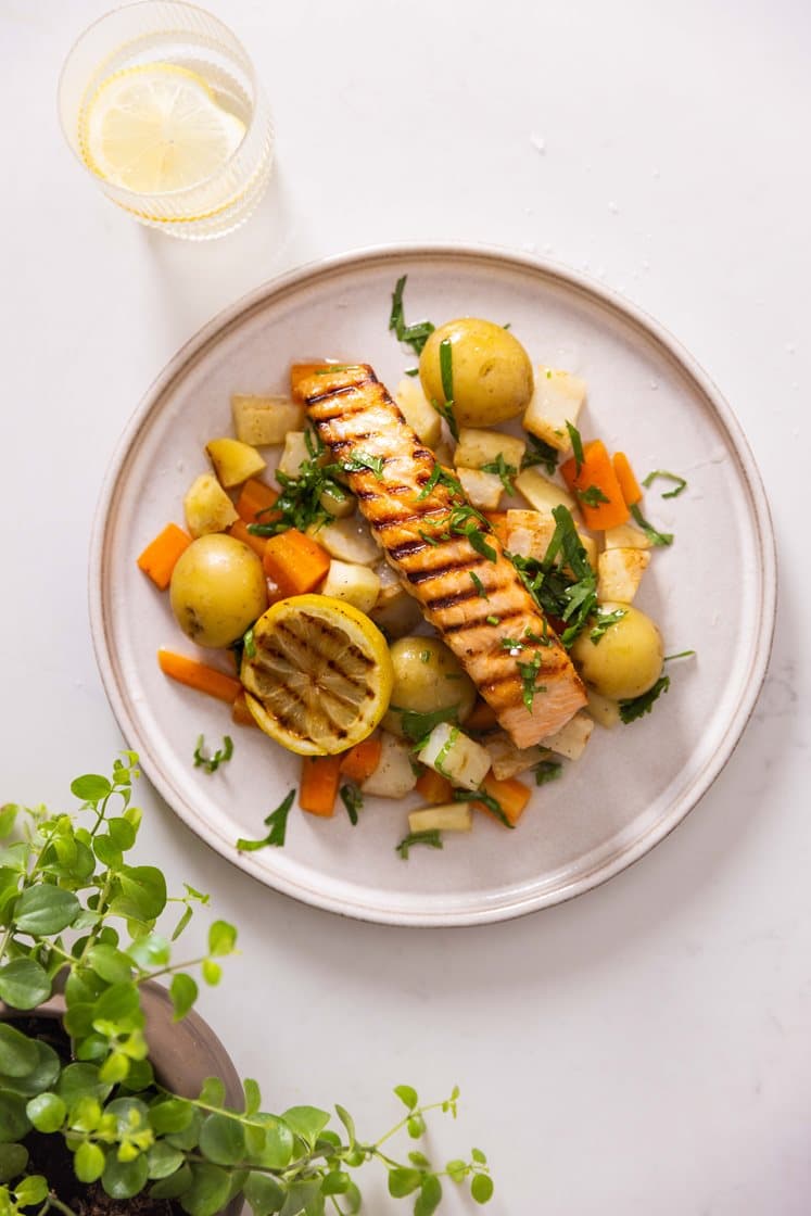 Stegt laks med citronglaserede rodfrugter