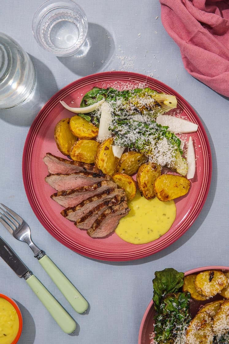 Grillede oksetykstegsbøffer med bearnaise, hvidløgskartofler og stegt hjertesalat