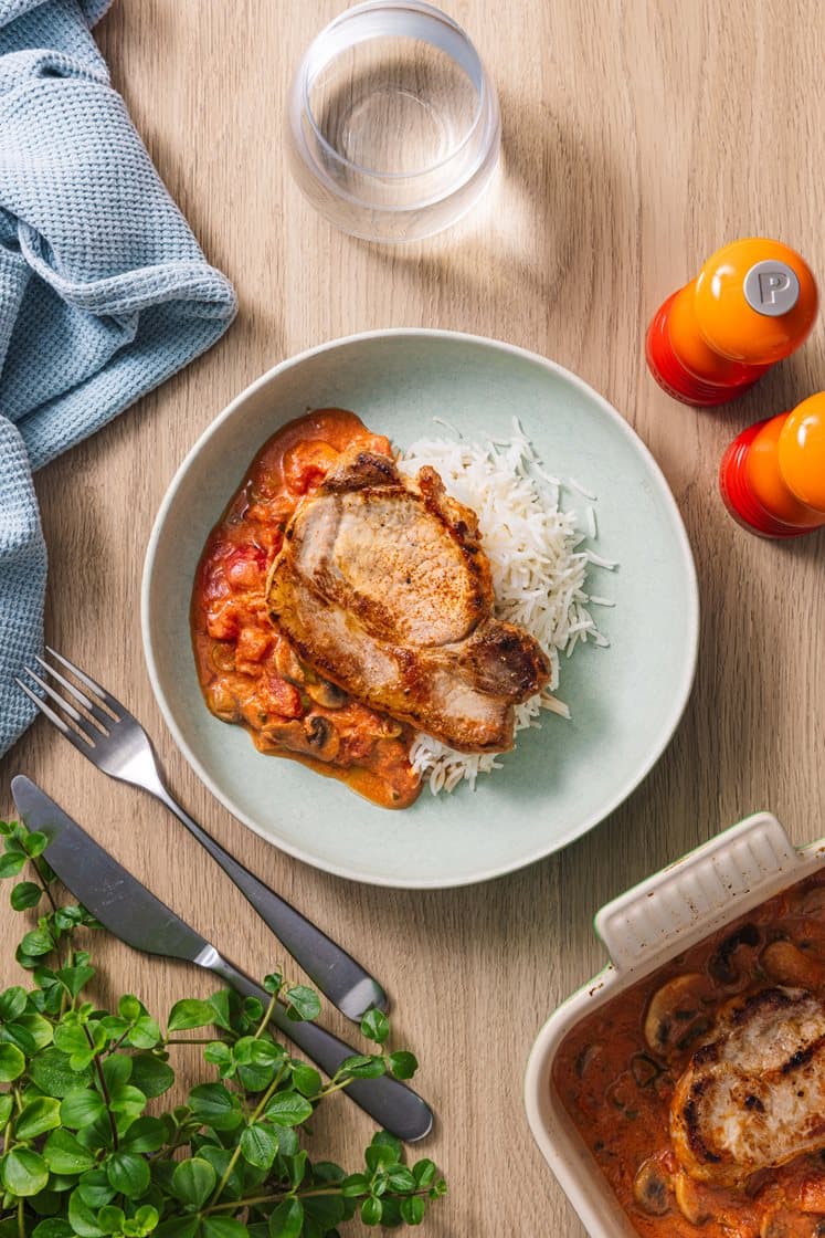 RetNemt kotelet i fad med champignon og peberfrugt