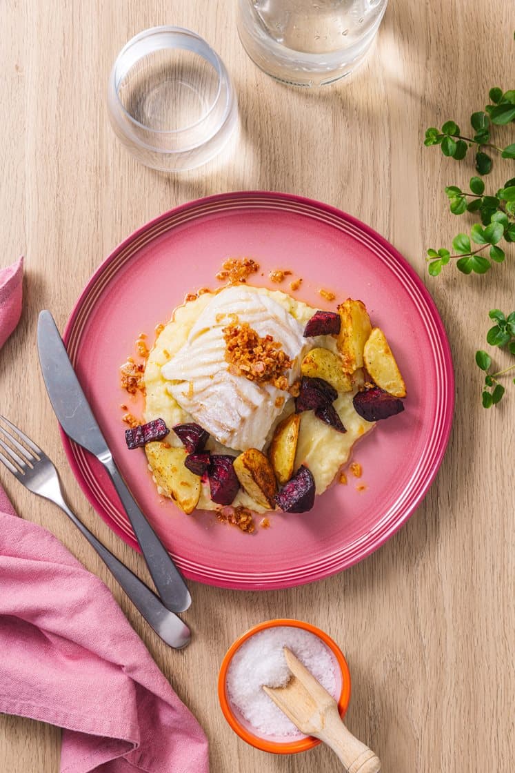 Pocheret fisk med balsamico-glacerede rødbeder, selleripuré og løgsmør