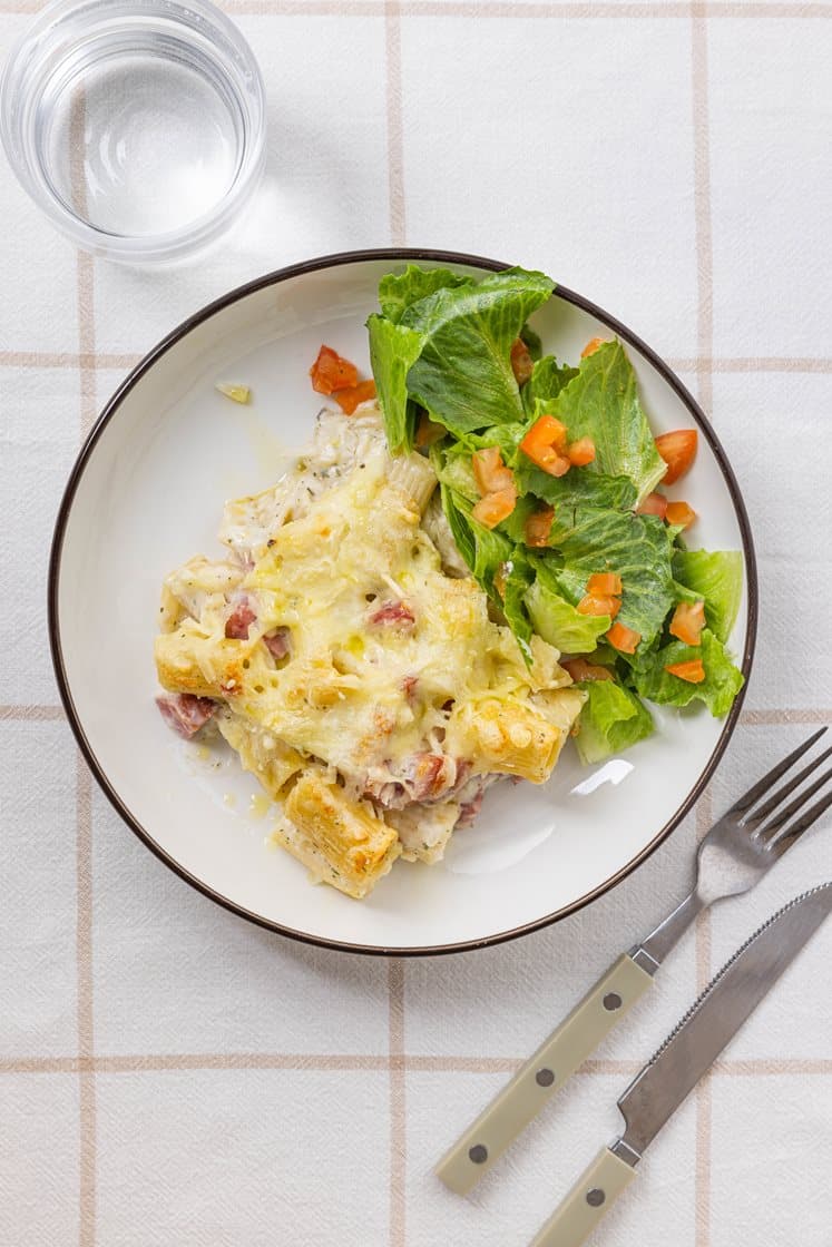 Gratineret pasta med pølser og salat