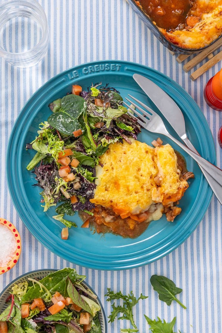 Cottage pie og salat med tomat og vinaigrette