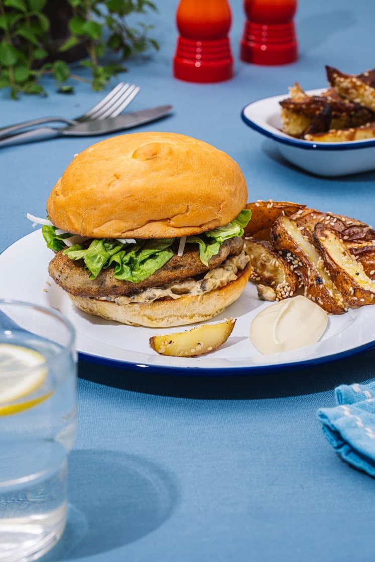 Kyllingeburger med svampe-remoulade og sesamkartofler