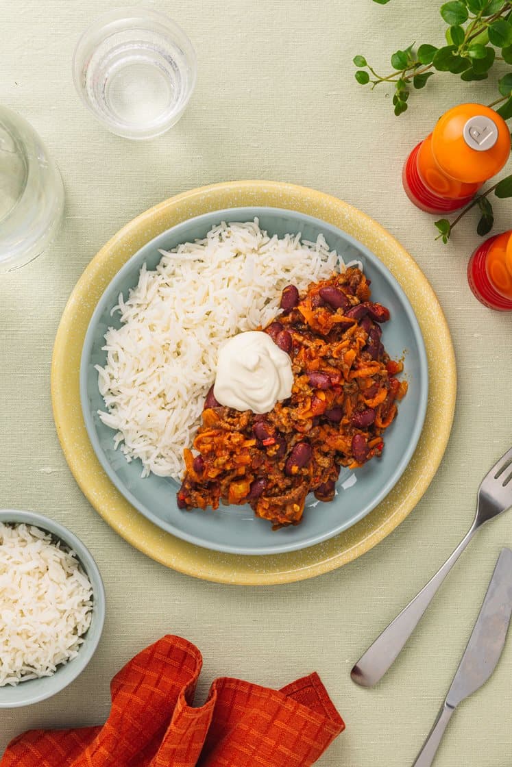 Classic chili con carne med ris og creme fraiche 