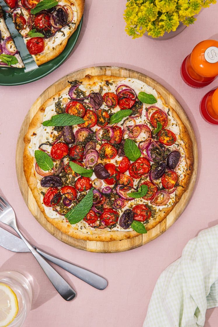 Græsk pizza med oliven, za'atar, cherrytomater og mynte