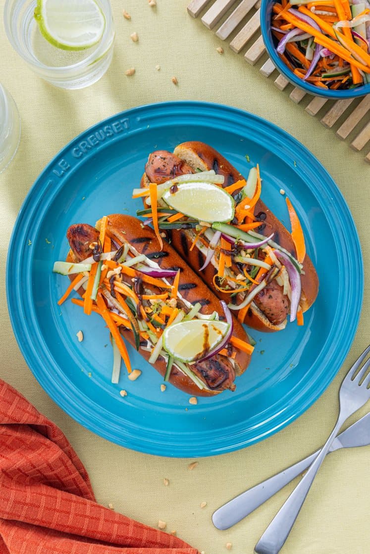 Hotdog báhn mi style med sesam-mayo og peanuts