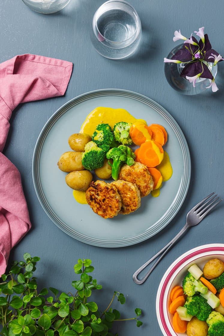 Færdigstegte fiskefrikadeller med karrysovs, broccoli og kartofler
