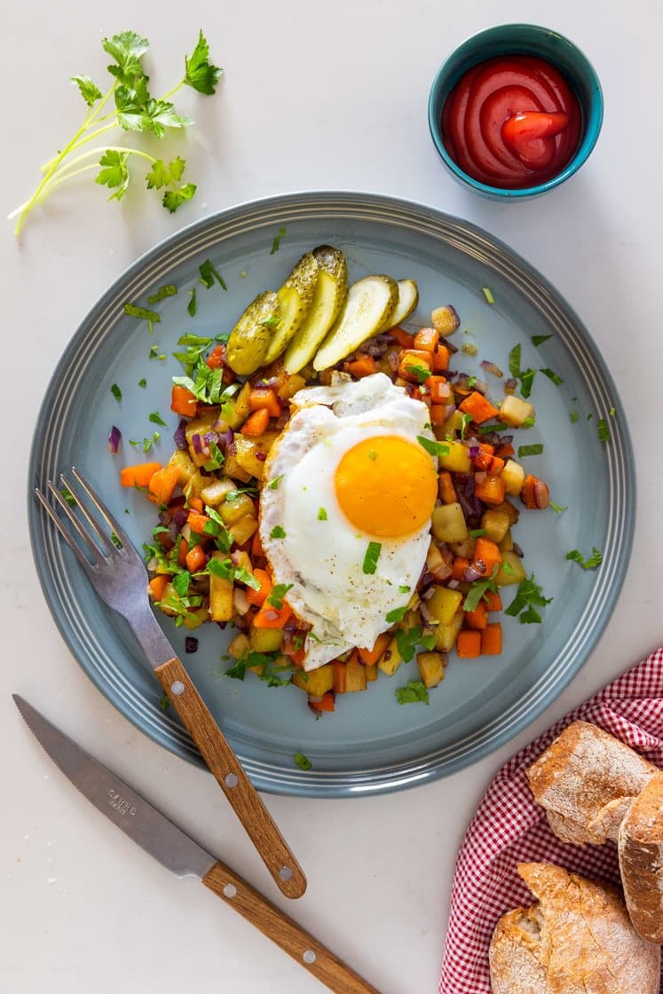 Grøntsagsbiks med spejlæg og surt