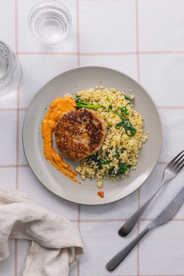 Kyllingekrebinetter med grøntsager, spinatbulgur og ajvar-yoghurt 