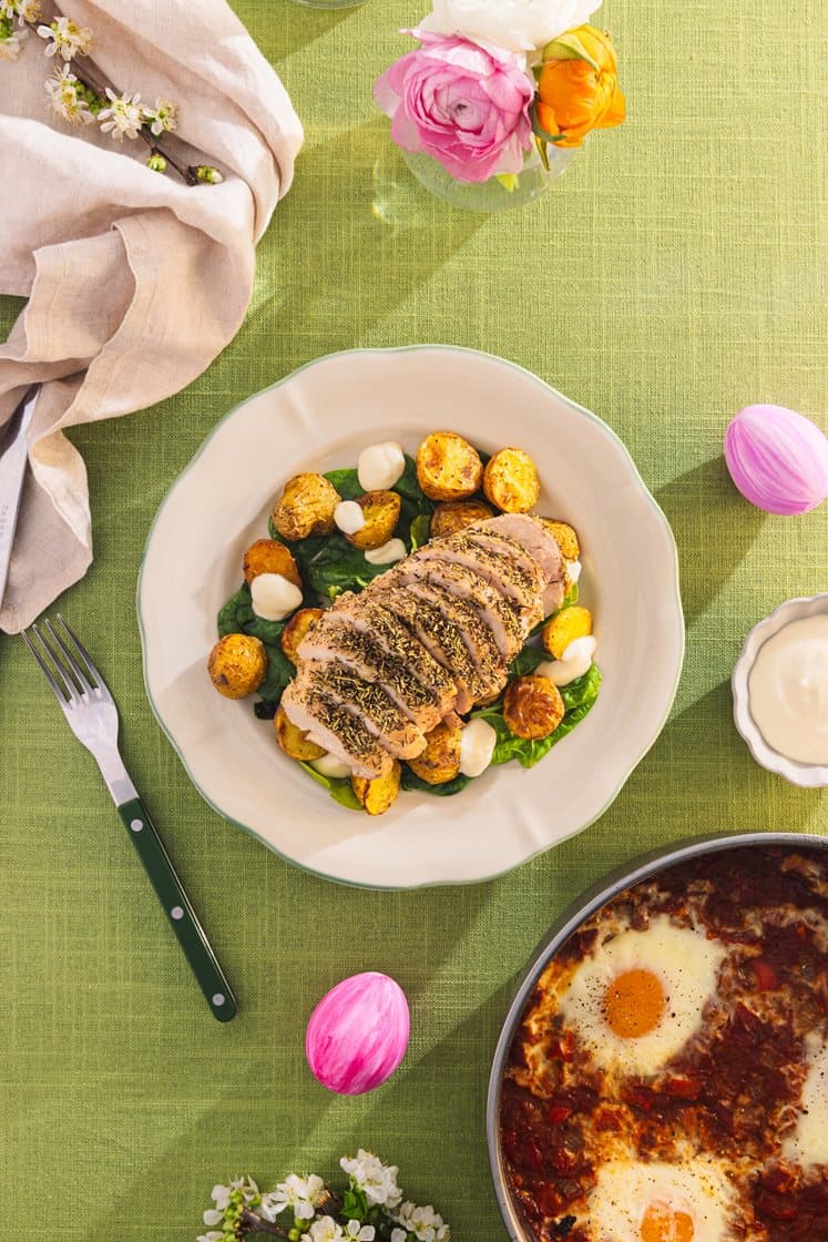 Portugisiske æg med stegt kyllingebryst og patatas bravas