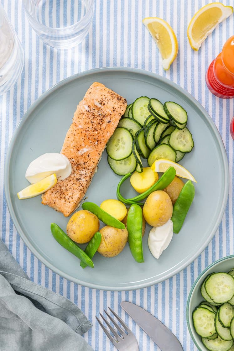 Ovnbagt laksefilet med agurkesalat, creme fraiche og kartofler