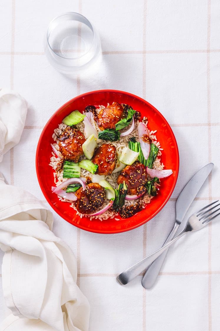 Sticky koreanske kyllingekødboller med pak choy og fuldkornsris