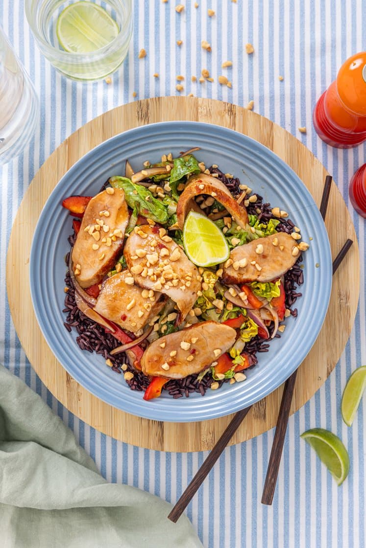 Thaisalat med svinemørbrad, peanuts og sorte ris