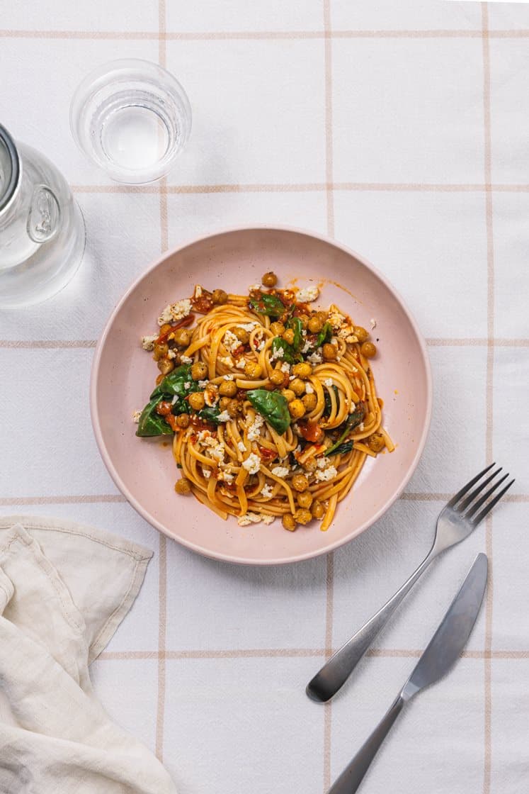 Linguine med ovnbagte cherrytomater i ajvarsauce, sprøde kikærter og salatost