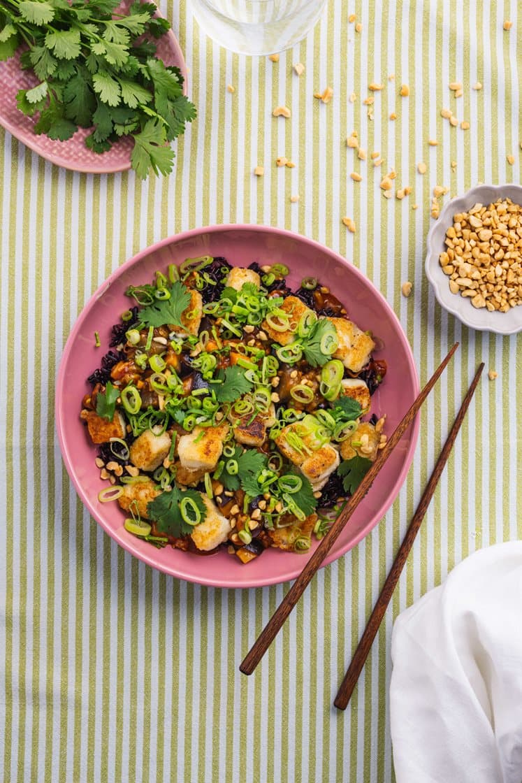 Ristet halloumi med gochujang auberginer og sorte ris