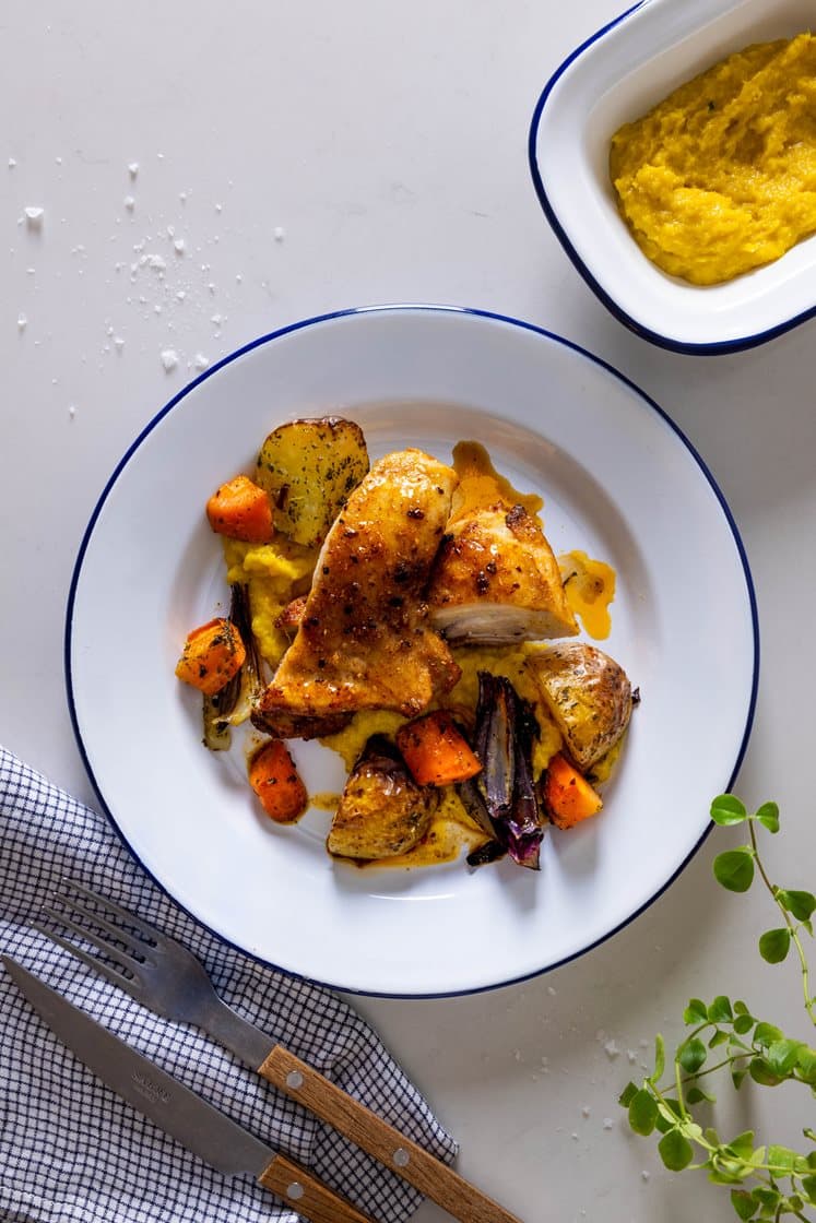 Røget chili-kylling med majscreme og urtekartofler