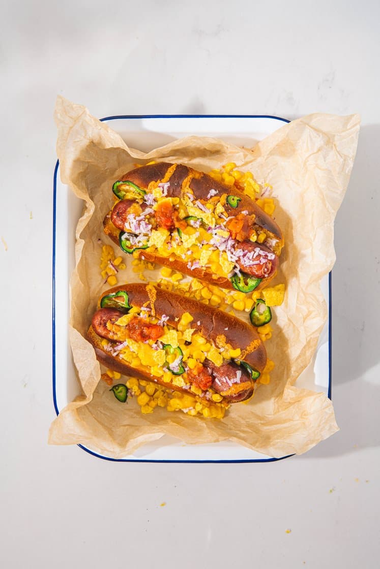 Bagt mexi hotdog med majs, salsa og cheddar 