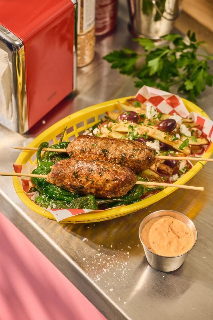 Kebabakia & tirokafteri med græske dirty fries og pimientos de padrón