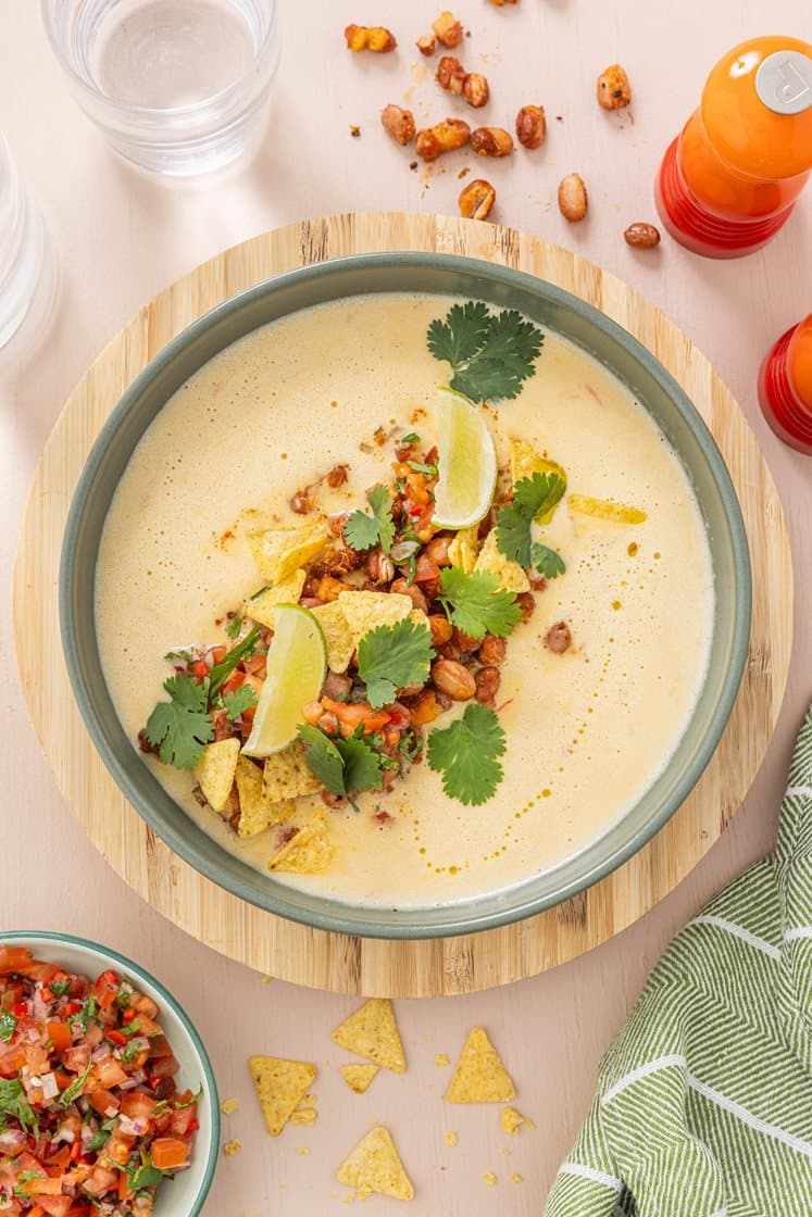 Cremet majssuppe med sprøde chilikrydrede bønner og frisk tomatsalsa