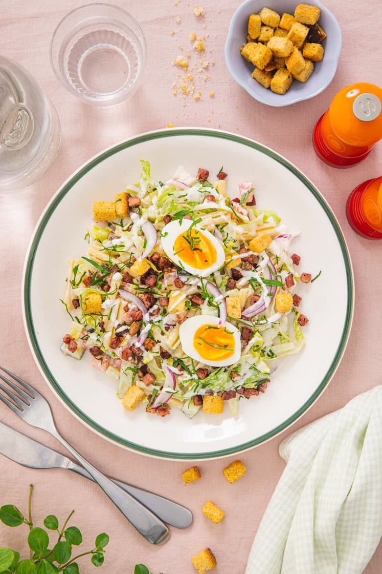 Pastasalat med bacon, æg og hvidløgsdressing