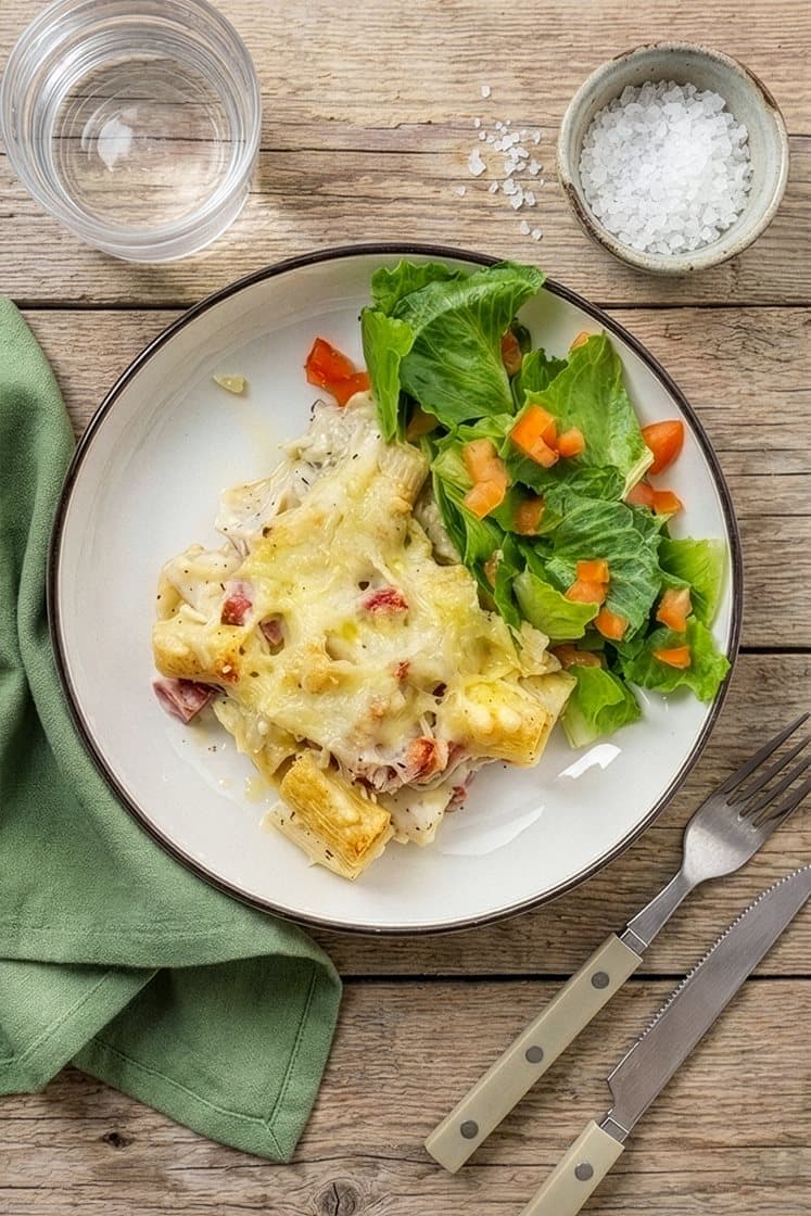 Gratineret pasta med pølser og salat
